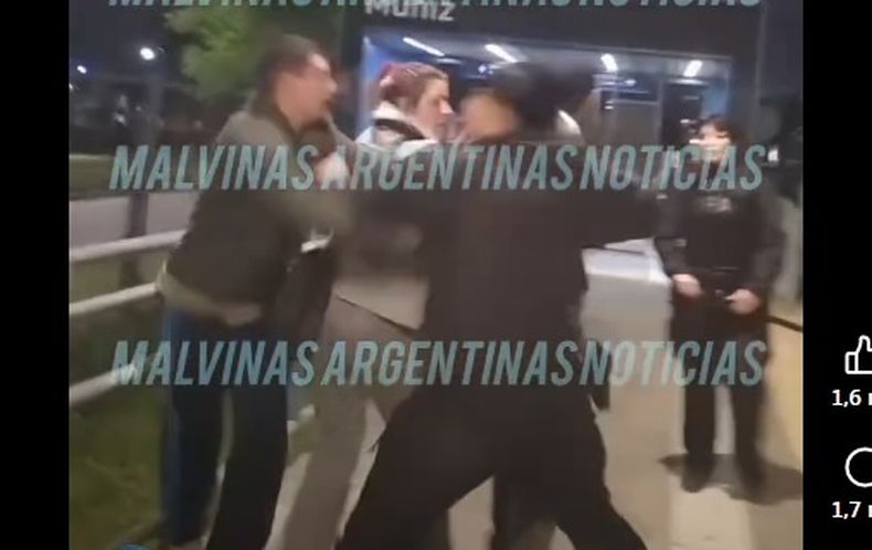 A LAS TROMPADAS. Policías y vendedores se pelearon en la estación Muñiz del tren San Martín.