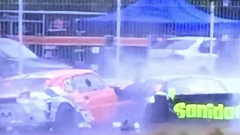 El auto de Videle, de costado en la recta, recibe el impacto justo en la puerta..