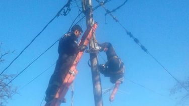Un bombero rescata al desmayado..