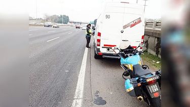 #BuenosAires | Mientras patrullaban, nuestros agentes detuvieron a un vehículo que circulaba sin respetar las vías multicarriles. @BAProvincia. AU Panamericana, KM 22. #PrimeroLaGente #SeguridadVial. Seguridad Vial / @InfoSegVial.
