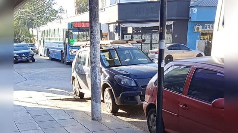 Vehículo estacionado sobre rampa, en Pedro Lagrave y Víctor Vergani. ¿Cuándo solucionamos esto? ¿Dónde están los chicos que antes cobraban el estacionamiento? Esto se da a cada rato. Fabio..