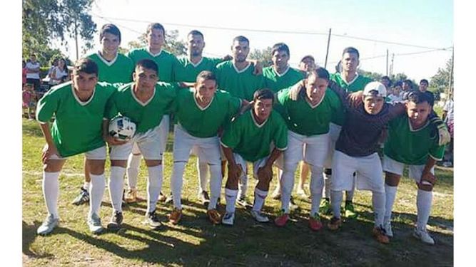 IMBATIBLE. Pinazo ganó el clásico barrial y ahora es líder invicto de su grupo..