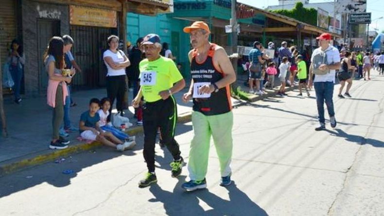 PRUEBA. Torres (izq.) junto a un compañero de la agrupación, en el Maratón de Del Viso..
