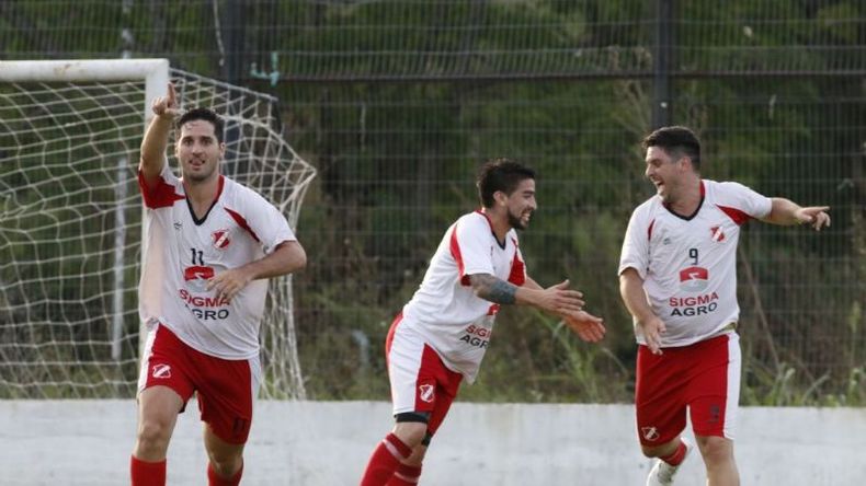 ABRAZO DEGOL. La Bomba Souto festeja tras clavar el tiro libre del 3-1..