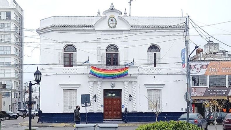 GESTO. La bandera del colectivo LGBTIQ+ colgada del balcón del palacio municipal. .