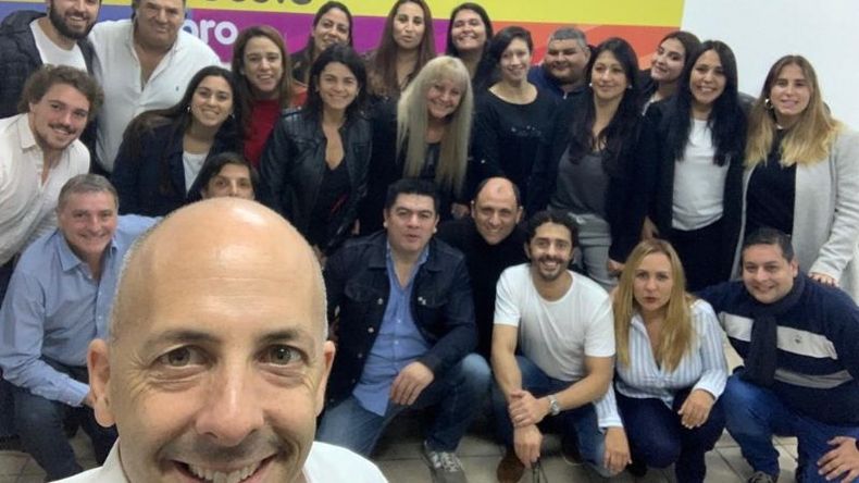 SELFIE. Tras un largo día, Ducoté compartió una foto con los integrantes de la lista que lo acompañará en busca de la reelección..