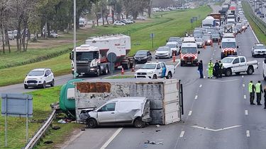PANAMERICANA BLOQUEADA. Fue en la mañana de este lunes por el choque entre un camión, un utilitario y una Ferrari.&nbsp;