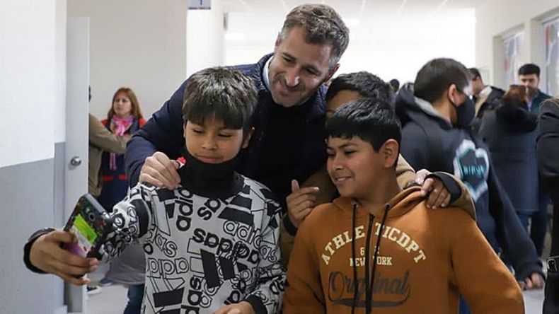 RECORRIDA. Achával junto a los chicos en la vuelta a las nuevas aulas..