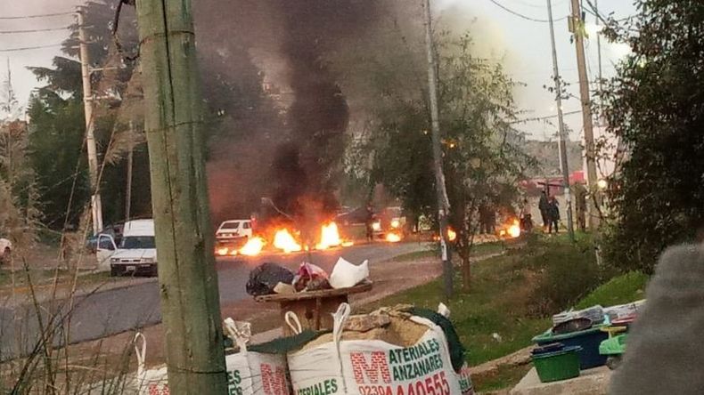 FUEGO. El piquete en la Avenida Mitre y Directorio, acceso a Manzanares..