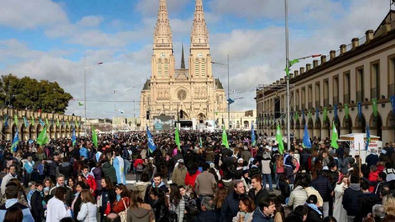 Una multitud suele participar cada año de la caminata..