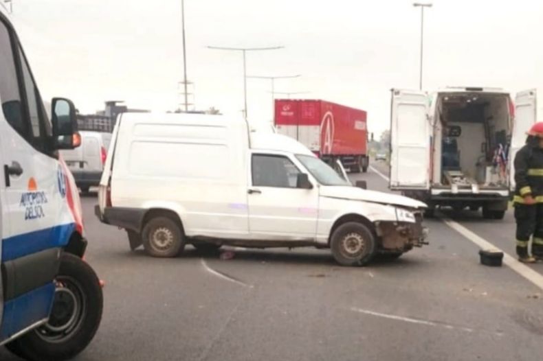 El vehículo reventó un neumático y chocó contra el guardarrail.