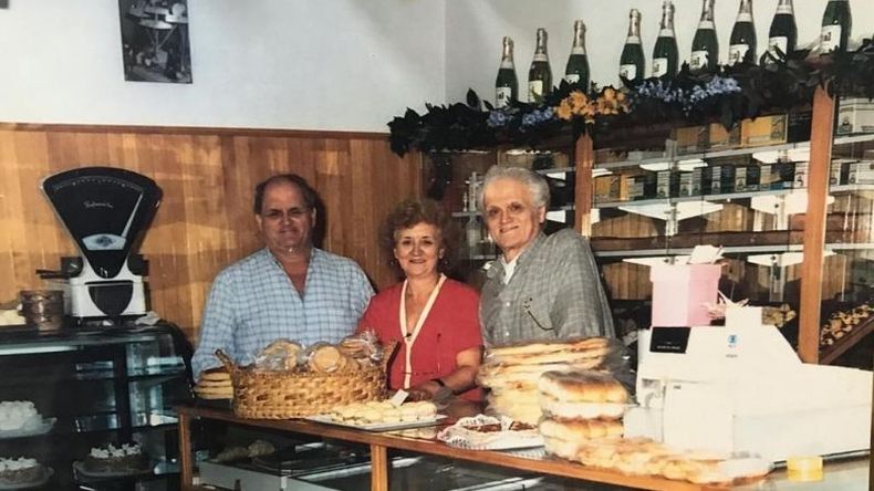 Clara y Omar siguen al frente de la panadería emblema de la familia. Junto a ellos, Iván..