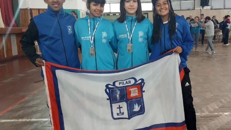 Aluhe Crespín y Guadalupe Cejas con sus medallas. A la izquierda, el entrenador Damián Malaquías. .