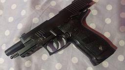 El arma secuestrada en poder del sujeto denunciado. El arma secuestrada en poder del sujeto denunciado.