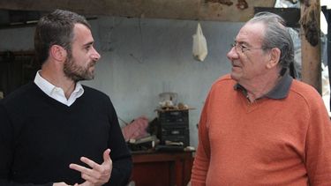 CAMINATA. Achával escuchó a vecinos..