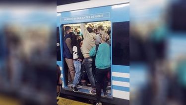 En la app “Reservá tu tren”, el usuario puede elegir si quiere su tren: Lleno, Muy lleno, Explotado... pero el problema son las pizzerías y los bares abiertos después de las 23... Marcelo León. .