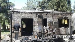 DESTRUCCIÓN. Así quedó la casa arrasada por el fuego..