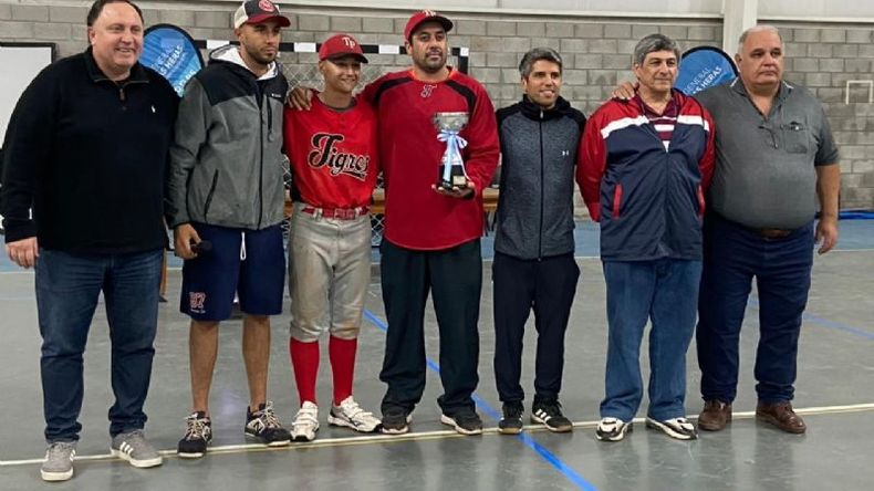 TROFEOS. Los Tigres, en la entrega de premios en Las Heras..