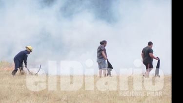Unos 50 vecinos colaboraron con los bomberos en el combate contra el fuego..