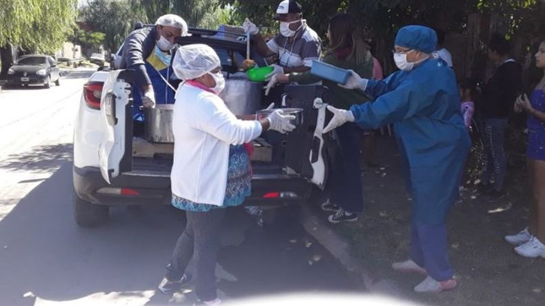 EN CAMIONETA. Jueves y sábados, vecinos de Derqui salen a repartir comida..