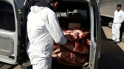 PELIGRO. La carne era transportada sobre cajones de verduras.