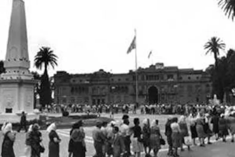 Ronda de las Madres en Plaza de Mayo. (La Nación).