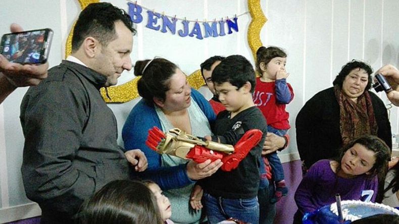 REGALO DE CUMPLEAÑOS. Benjamín recibe el brazo con el diseño de Iron Man, su ídolo..