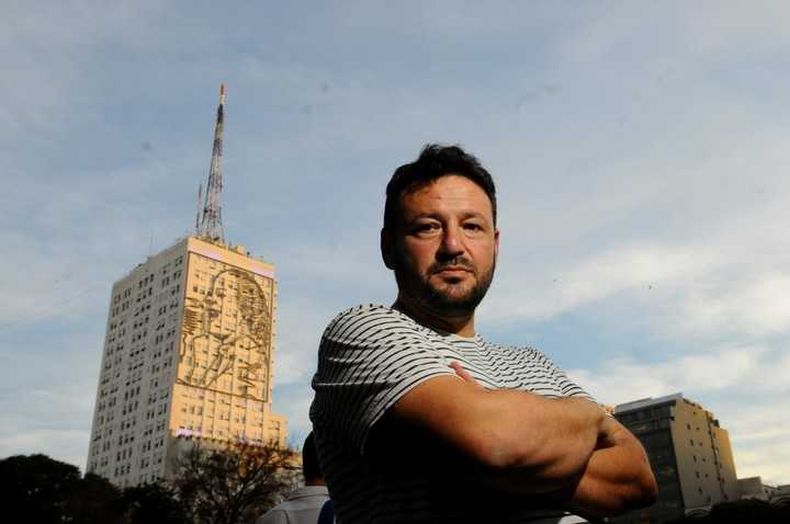 EL ARTISTA Y SU OBRA. Marmo cree que remover el mural lo haría mito.