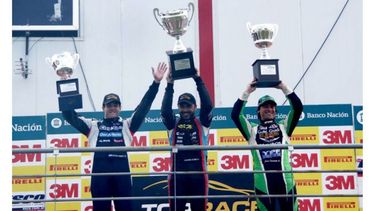 PODIO. Azar celebra su 3º puesto junto a Altuna (1º) y De Benedictis (2º). .