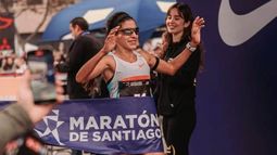 MARCA. Daiana cruza la meta haciendo récord de los 21K en Santiago.