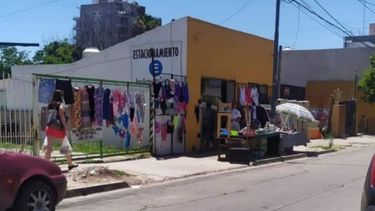 Esta comerciante, de a poco, se fue adueñando de la vereda. La foto es de la calle Independencia, a metros de Ituzaingó. Prácticamente no se puede pasar. Estaría bueno que las autoridades empiecen a hacer respetar el espacio público. Gracias por el espacio. Carla..