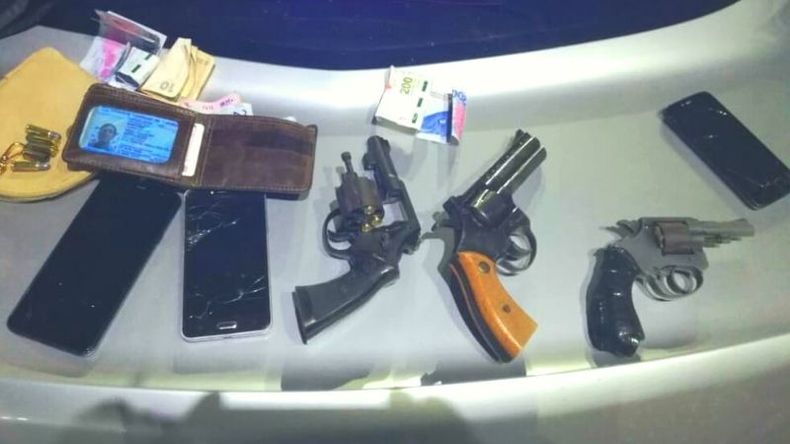 TIROS. Las tres armas de los delincuentes y las pertenencias de las víctimas..