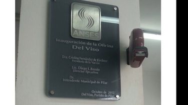 Intendente… ¿Qué intendente?. La ruptura del intendente Humberto Zúccaro con el kirchnerismo produjo efectos que se pueden constatar a varios niveles. Incluso, gráficos. Como ocurrió en esta placa, colocada en el acceso a la oficina de la Anses de Del Viso, inaugurada el año pasado, donde puede leerse claramente el nombre de la Presidenta de la Nación, Cristina Fernández de Kirchner, el del director Ejecutivo del organismo, Diego Bossio, pero mágicamente se borró el nombre del intend.