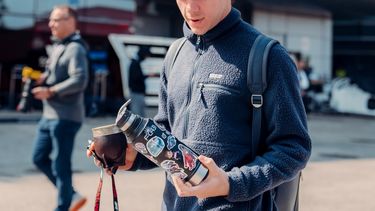 Franco Colapinto en su llegada al autódromo de Shanghái. Franco Colapinto en su llegada al autódromo de Shanghái.