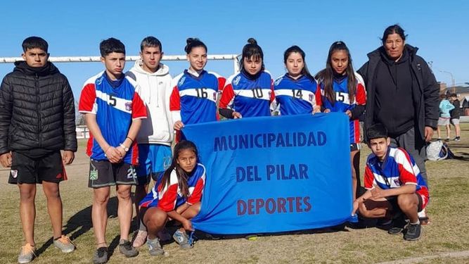 CAMPEONES. La delegación del Fútbol-Tenis de Pilar que jugó en Luján..