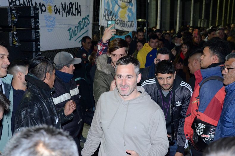 ACOMPAÑADO. Federico Achával festejando con los militantes.
