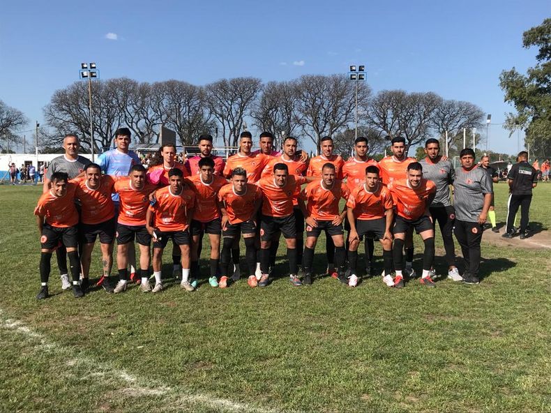 FORMACIÓN. El plantel de Zelaya ganó en la cancha de San Alejo y sueña con el título.