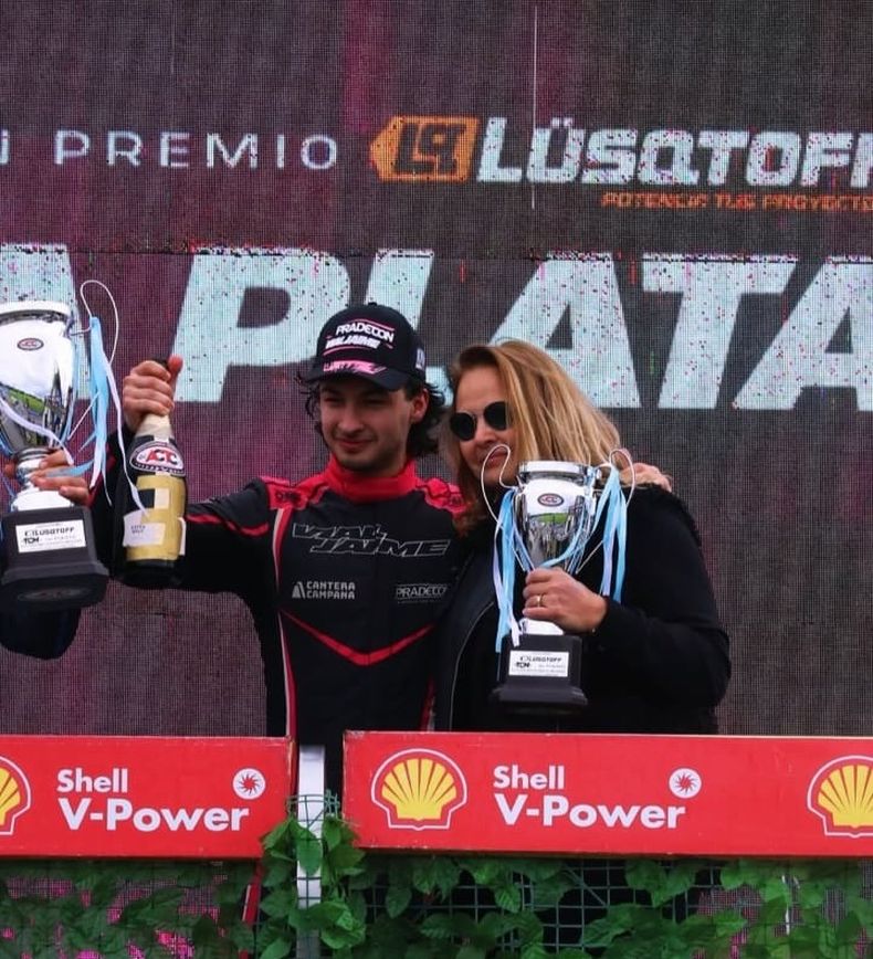 PODIO. Jaime festejó su podio junto a su mamá.