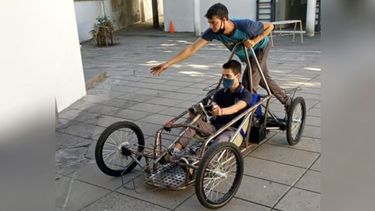 PREPARATIVOS. Los estudiantes prueban el modelo que saldrá a pista..
