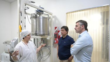 VISITA. Achával recorrió las plantas de las empresas Amadda y “De sol a sol”.
