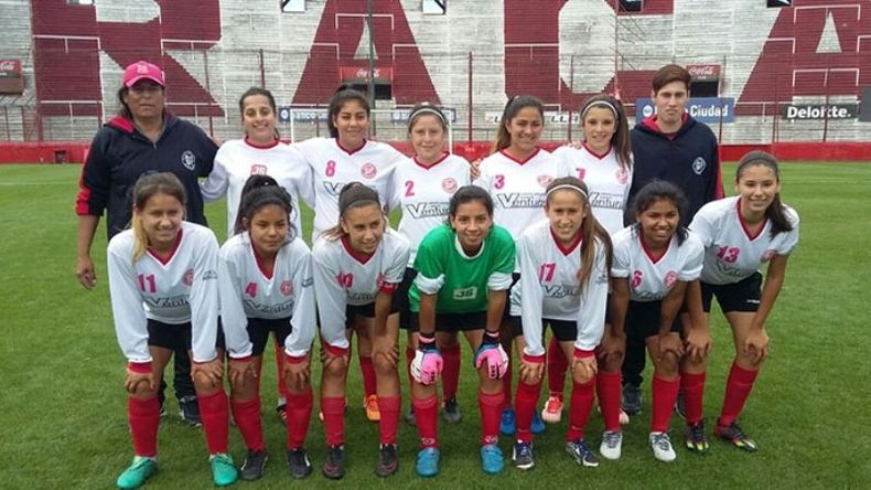 DOCENA. La Sub 16 de la Escuela aplastó 12-0 a las chicas de la Academia..