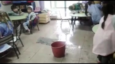 AGUA. El Jardín 910 de La Lonja sufrió severas filtraciones en la última lluvia..