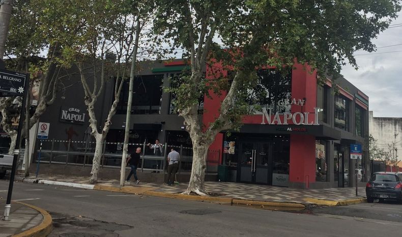 Gran Napoli está en Independencia y Belgrano.
