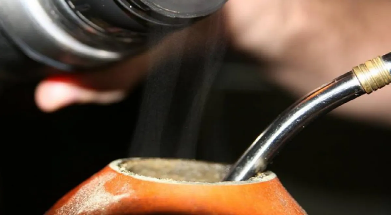 Cómo preparar el mate con canela. (airedesantafe.com.ar)..webp