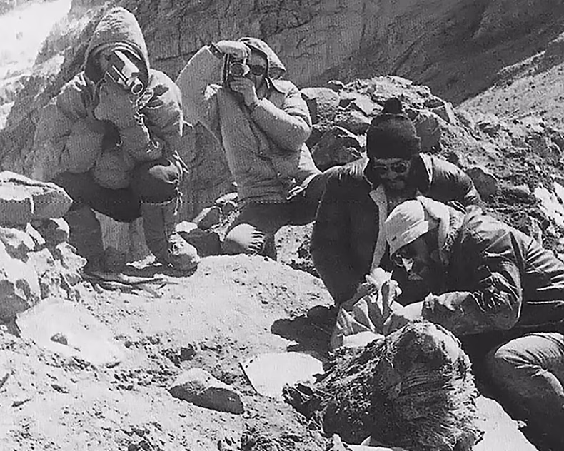 El grupo de montañistas que realizaron el hallazgo. (culturademontania.org.ar).