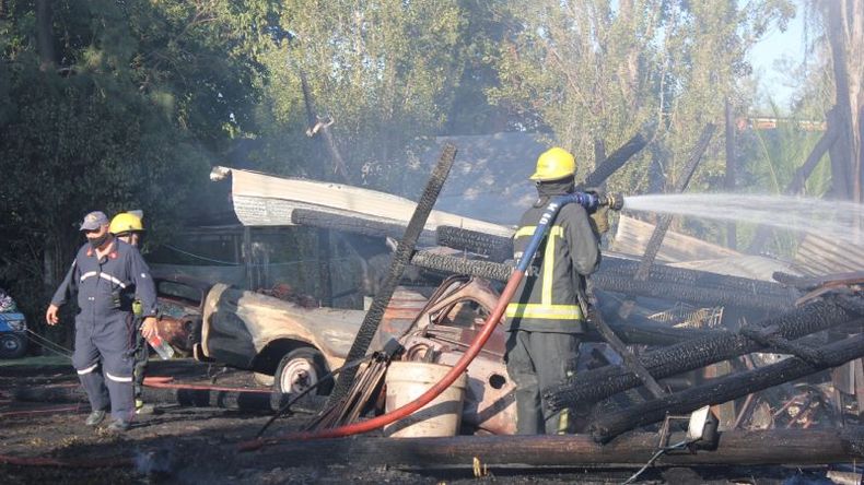 BOMBEROS EN ACCIÓN. El incendio comenzó en un depósito de chatarras y leña. Ya fue controlado..