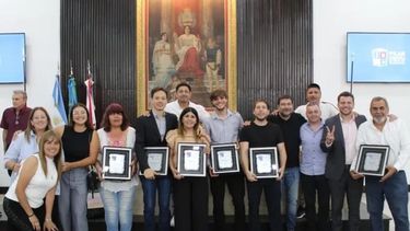 PLAQUETAS. Los seis peronistas que se van, durante el homenaje que recibieron en el Concejo Deliberante.