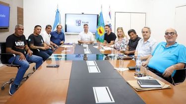 CON LOS GREMIOS. Achával selló el acuerdo este viernes. .