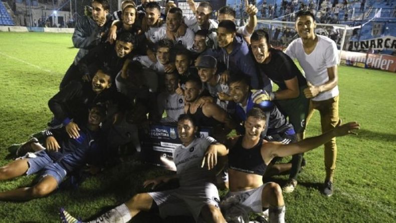 CHEQUE. Los jugadores posan con el premio de $670.000 por atravesar el primer cruce..