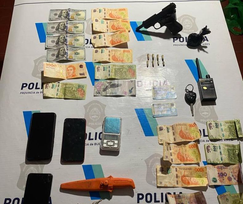 DROGAS, TELÉFONOS Y UN ARMA. Parte de los elementos incautados por la policía.